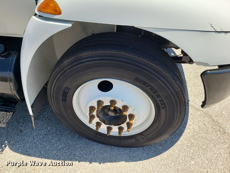 image for item MO9996 2007 International 4300  utility / service truck