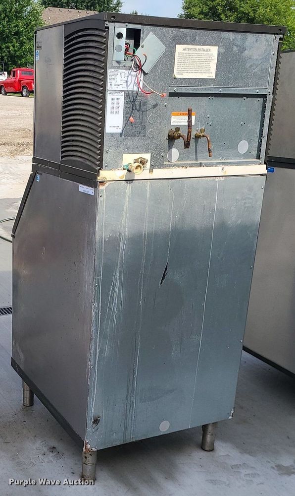 Manitowoc B570 ice maker in Lawson, MO Item MQ9536 sold Purple Wave