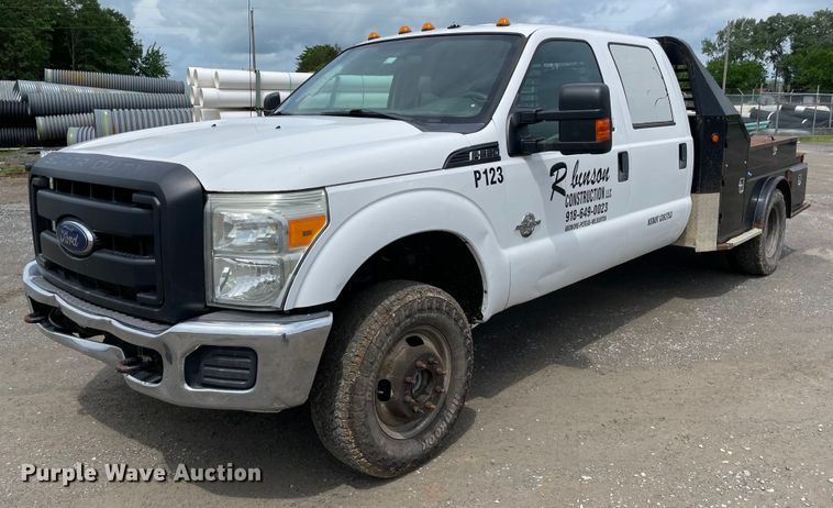 image for item MR9072 2015 Ford  F350 Super Duty  Crew Cab flatbed pickup truck