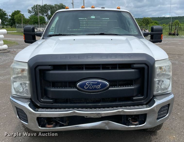 image for item MR9072 2015 Ford  F350 Super Duty  Crew Cab flatbed pickup truck