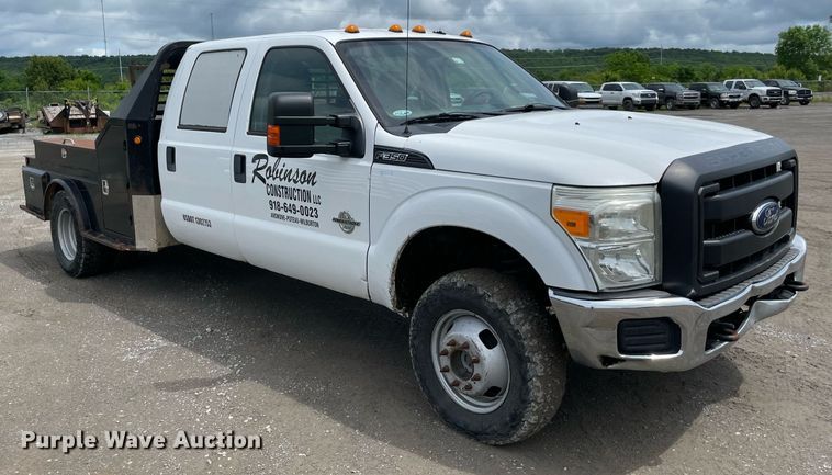 image for item MR9072 2015 Ford  F350 Super Duty  Crew Cab flatbed pickup truck