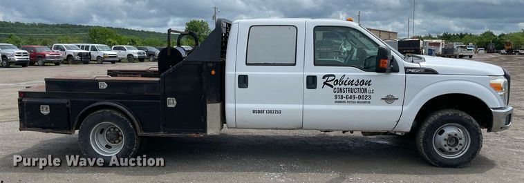 image for item MR9072 2015 Ford  F350 Super Duty  Crew Cab flatbed pickup truck