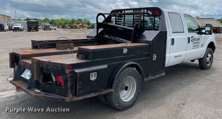 image for item MR9072 2015 Ford  F350 Super Duty  Crew Cab flatbed pickup truck