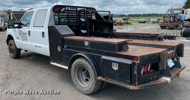 image for item MR9072 2015 Ford  F350 Super Duty  Crew Cab flatbed pickup truck