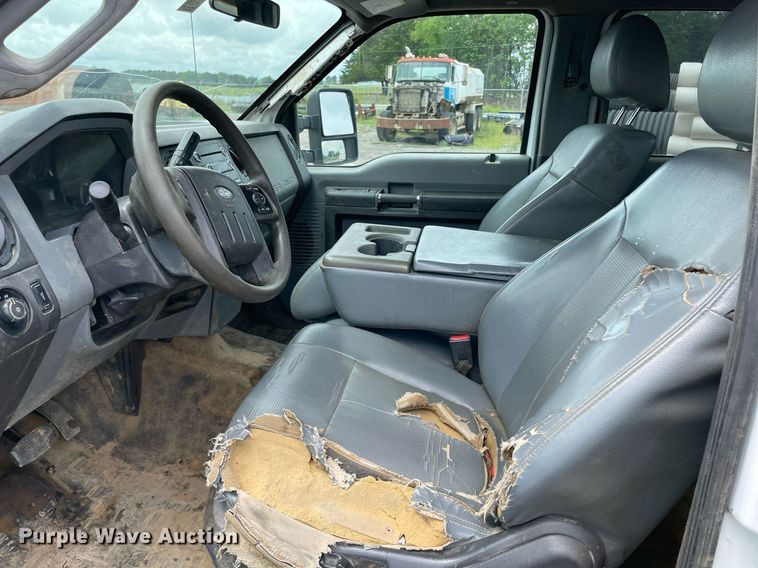 image for item MR9072 2015 Ford  F350 Super Duty  Crew Cab flatbed pickup truck