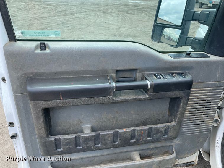 image for item MR9072 2015 Ford  F350 Super Duty  Crew Cab flatbed pickup truck