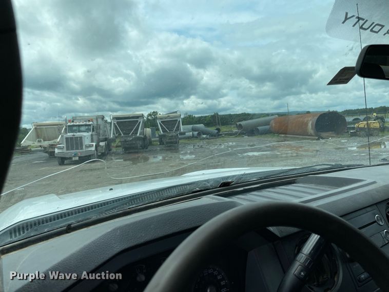 image for item MR9072 2015 Ford  F350 Super Duty  Crew Cab flatbed pickup truck