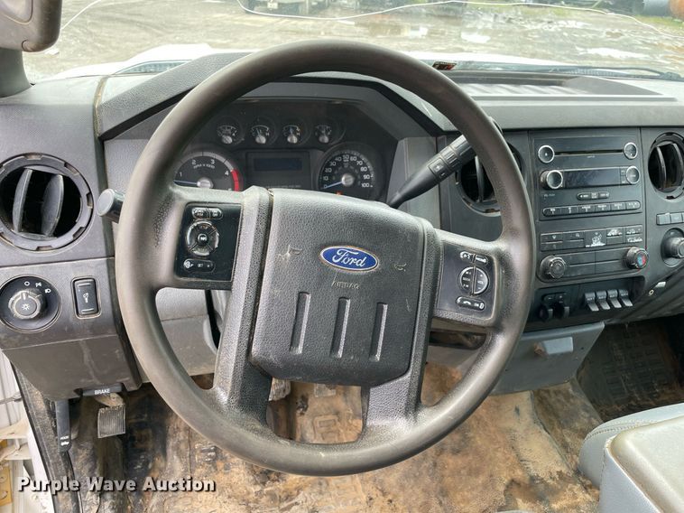 image for item MR9072 2015 Ford  F350 Super Duty  Crew Cab flatbed pickup truck