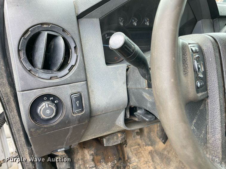 image for item MR9072 2015 Ford  F350 Super Duty  Crew Cab flatbed pickup truck