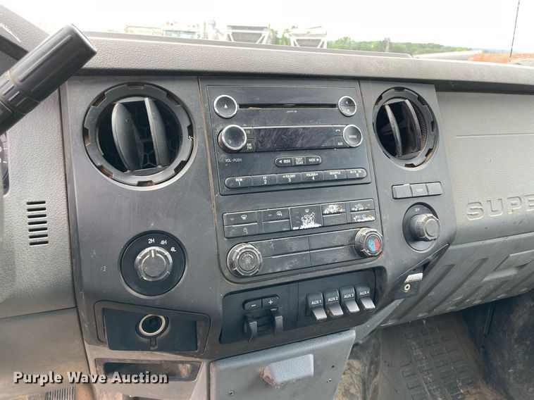 image for item MR9072 2015 Ford  F350 Super Duty  Crew Cab flatbed pickup truck