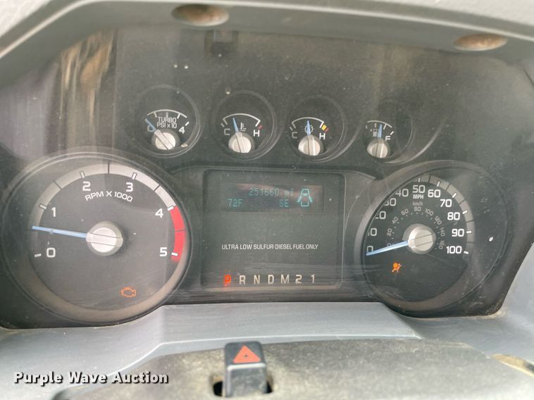 image for item MR9072 2015 Ford  F350 Super Duty  Crew Cab flatbed pickup truck