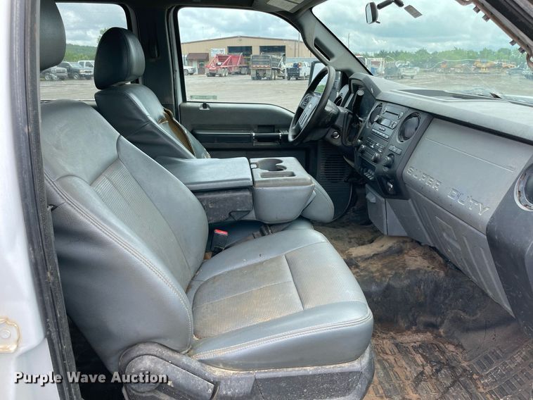 image for item MR9072 2015 Ford  F350 Super Duty  Crew Cab flatbed pickup truck