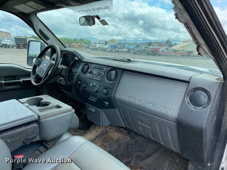 image for item MR9072 2015 Ford  F350 Super Duty  Crew Cab flatbed pickup truck