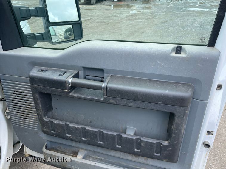 image for item MR9072 2015 Ford  F350 Super Duty  Crew Cab flatbed pickup truck