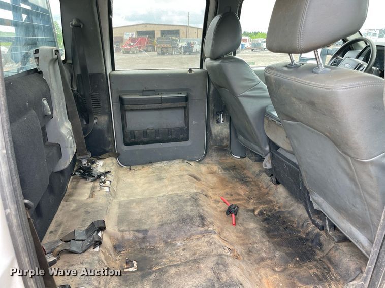 image for item MR9072 2015 Ford  F350 Super Duty  Crew Cab flatbed pickup truck