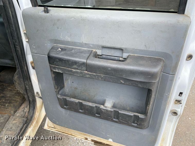 image for item MR9072 2015 Ford  F350 Super Duty  Crew Cab flatbed pickup truck