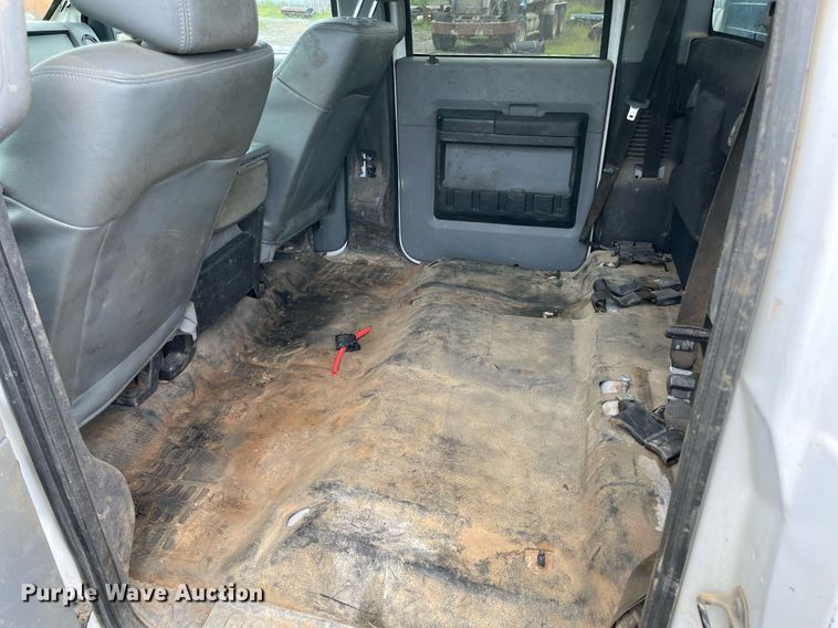 image for item MR9072 2015 Ford  F350 Super Duty  Crew Cab flatbed pickup truck