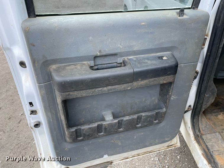 image for item MR9072 2015 Ford  F350 Super Duty  Crew Cab flatbed pickup truck