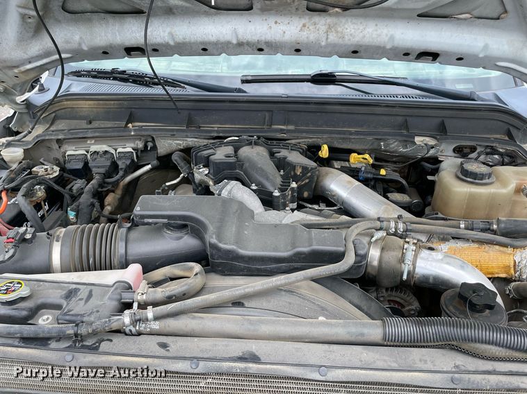 image for item MR9072 2015 Ford  F350 Super Duty  Crew Cab flatbed pickup truck