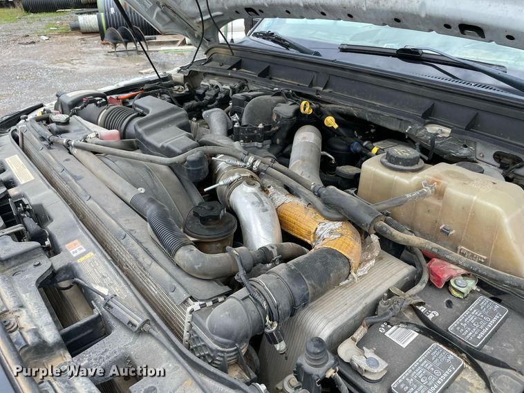 image for item MR9072 2015 Ford  F350 Super Duty  Crew Cab flatbed pickup truck