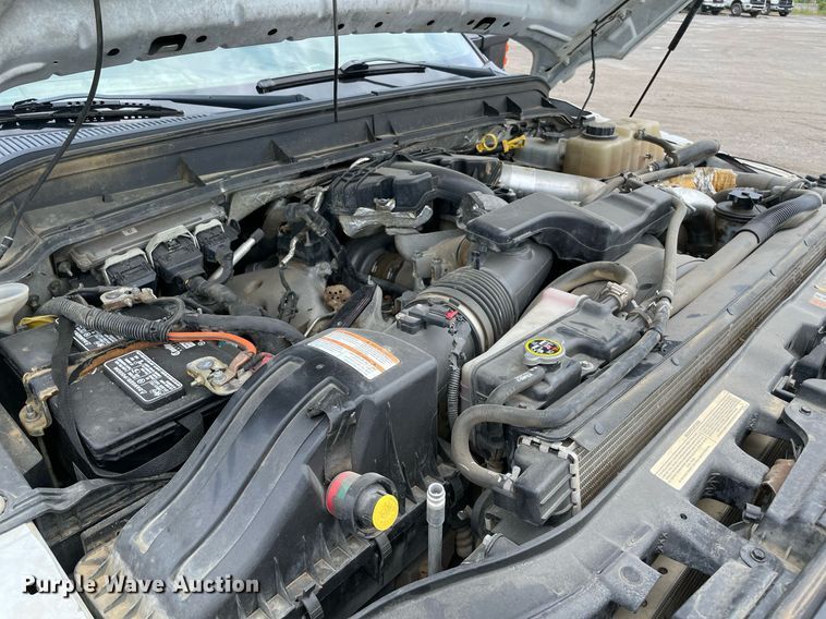 image for item MR9072 2015 Ford  F350 Super Duty  Crew Cab flatbed pickup truck