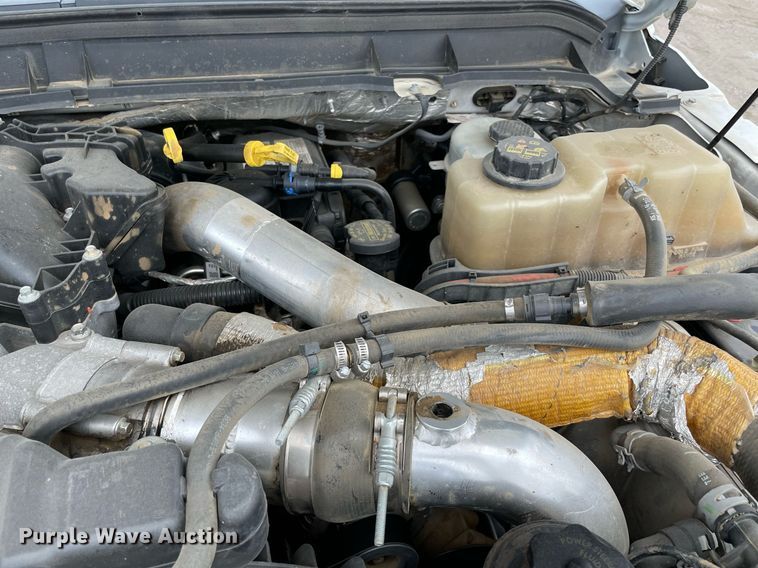 image for item MR9072 2015 Ford  F350 Super Duty  Crew Cab flatbed pickup truck