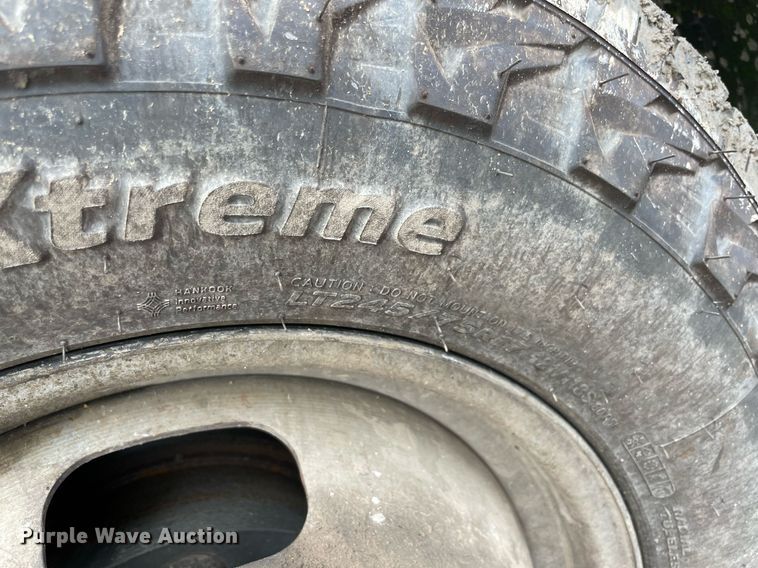 image for item MR9072 2015 Ford  F350 Super Duty  Crew Cab flatbed pickup truck