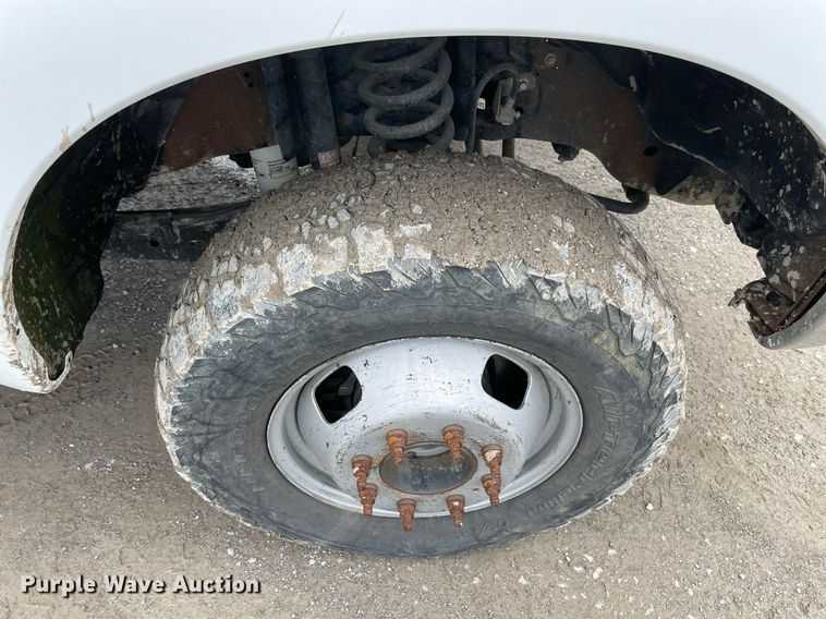 image for item MR9072 2015 Ford  F350 Super Duty  Crew Cab flatbed pickup truck