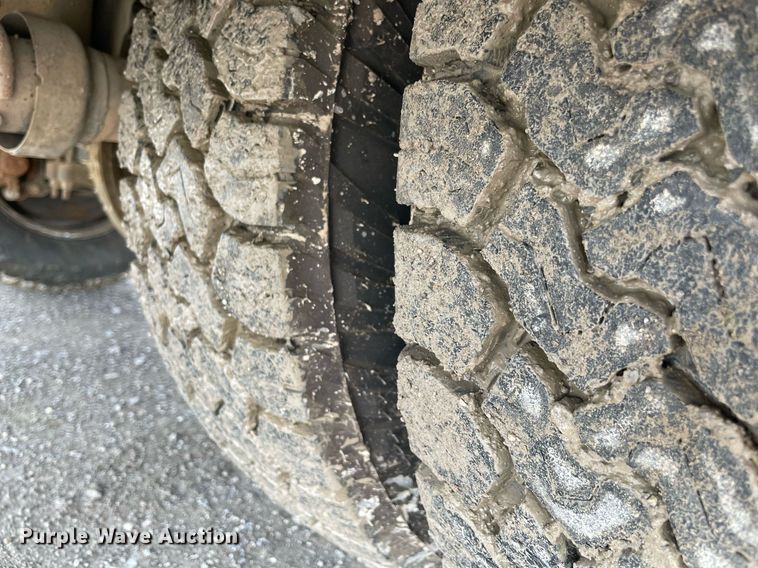 image for item MR9072 2015 Ford  F350 Super Duty  Crew Cab flatbed pickup truck