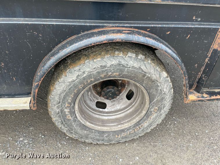 image for item MR9072 2015 Ford  F350 Super Duty  Crew Cab flatbed pickup truck