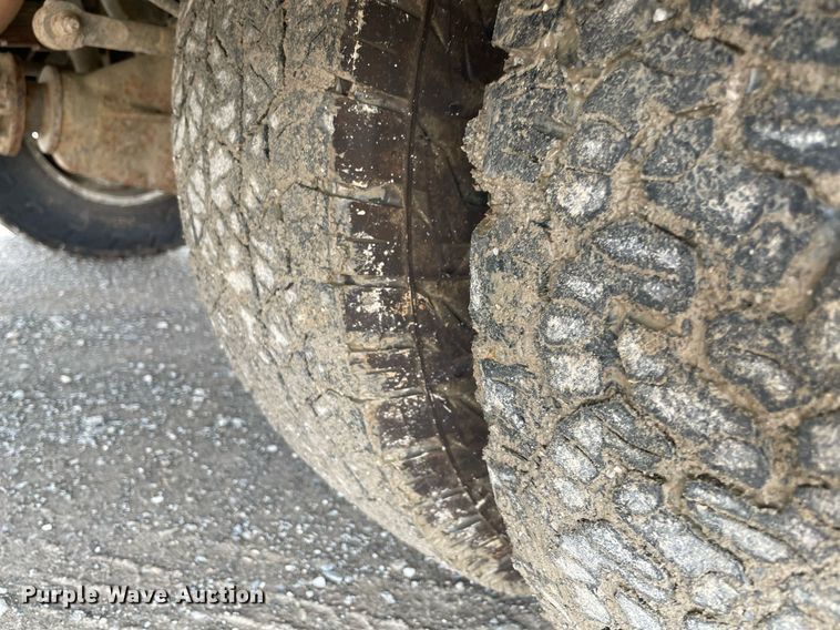 image for item MR9072 2015 Ford  F350 Super Duty  Crew Cab flatbed pickup truck