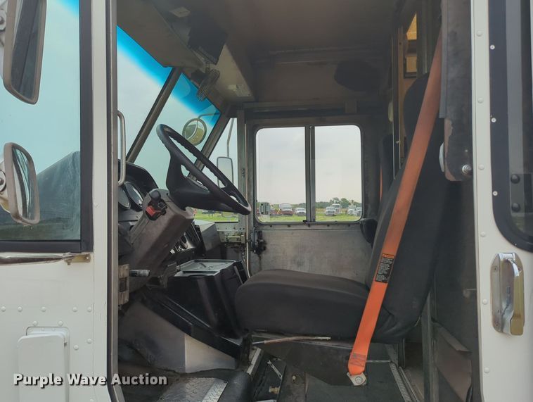 image for item MY9373 2006 Freightliner MT45  delivery truck