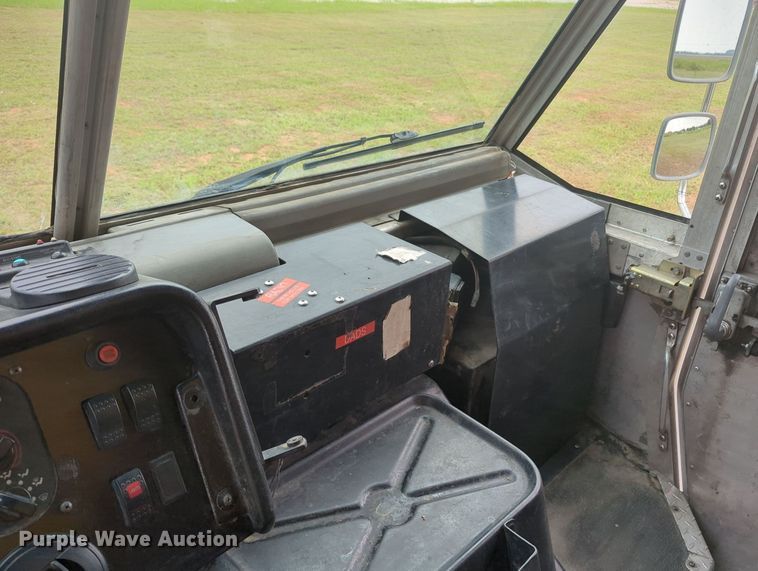 image for item MY9373 2006 Freightliner MT45  delivery truck