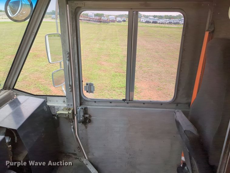 image for item MY9373 2006 Freightliner MT45  delivery truck