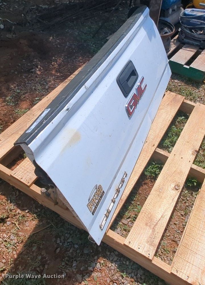 image for item MY9435 GMC Sierra  tailgate