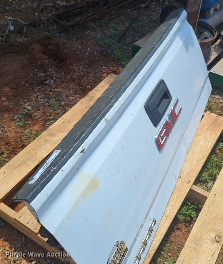 image for item MY9435 GMC Sierra  tailgate