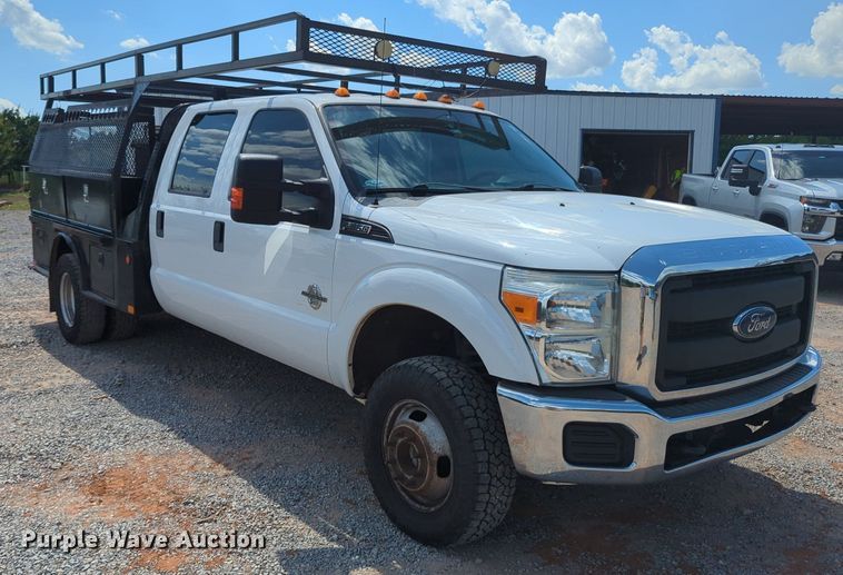 image for item MY9438 2015 Ford F250 Super Duty  Crew Cab utility bed pickup truck