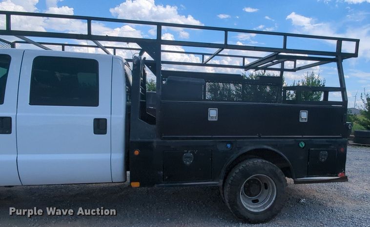 image for item MY9438 2015 Ford F250 Super Duty  Crew Cab utility bed pickup truck