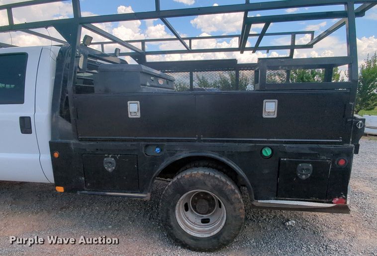 image for item MY9438 2015 Ford F250 Super Duty  Crew Cab utility bed pickup truck