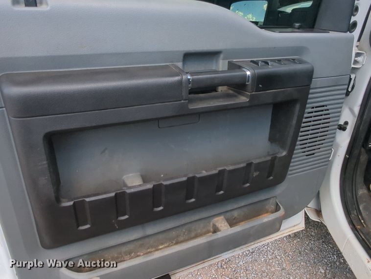 image for item MY9438 2015 Ford F250 Super Duty  Crew Cab utility bed pickup truck