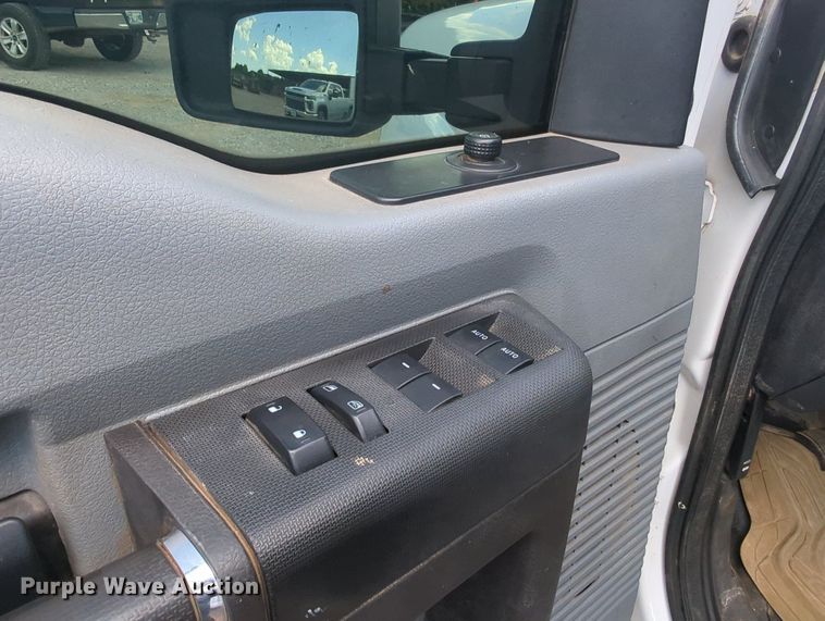 image for item MY9438 2015 Ford F250 Super Duty  Crew Cab utility bed pickup truck