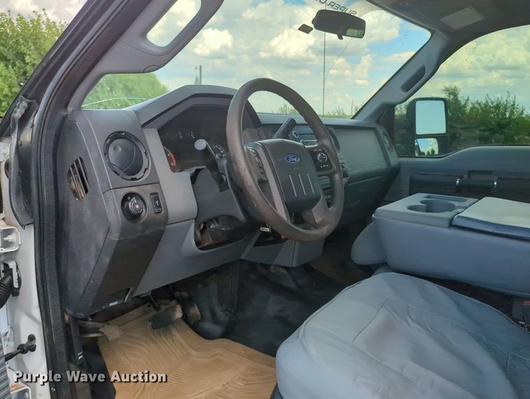 image for item MY9438 2015 Ford F250 Super Duty  Crew Cab utility bed pickup truck