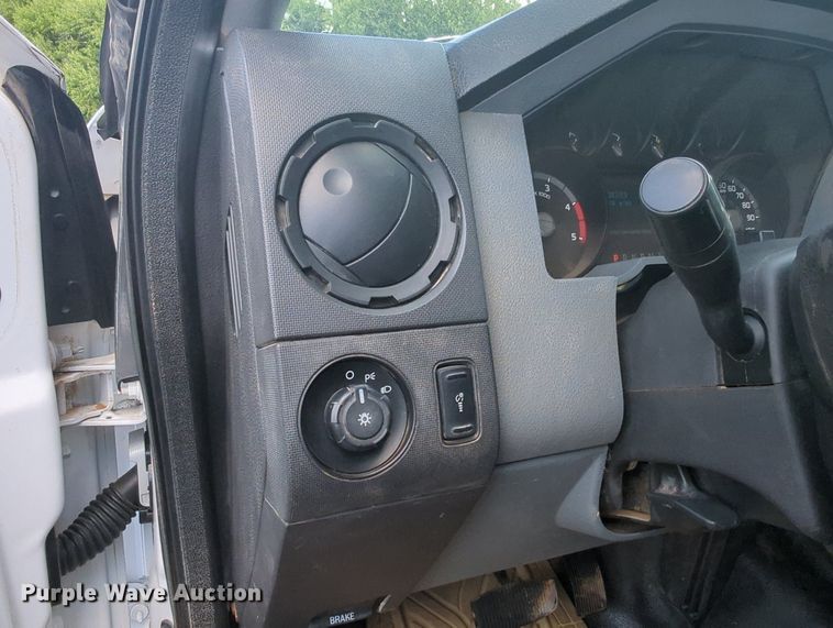 image for item MY9438 2015 Ford F250 Super Duty  Crew Cab utility bed pickup truck