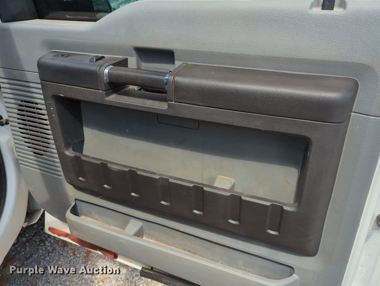 image for item MY9438 2015 Ford F250 Super Duty  Crew Cab utility bed pickup truck