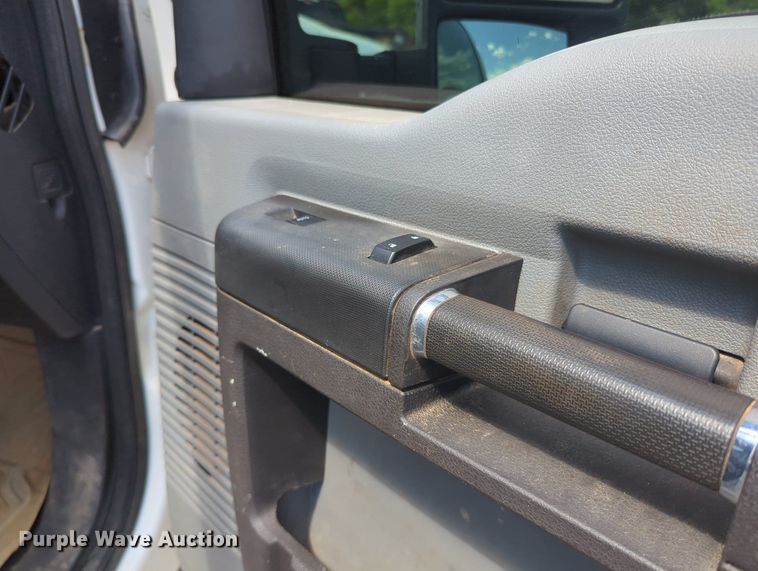 image for item MY9438 2015 Ford F250 Super Duty  Crew Cab utility bed pickup truck