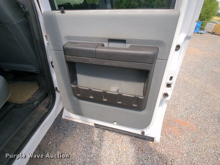 image for item MY9438 2015 Ford F250 Super Duty  Crew Cab utility bed pickup truck