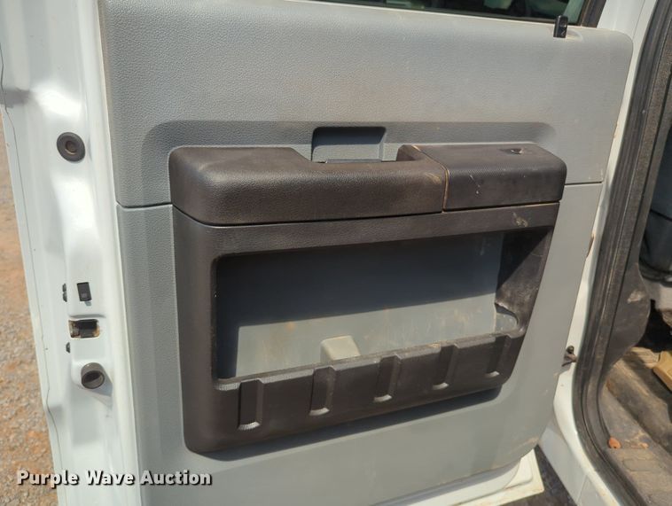 image for item MY9438 2015 Ford F250 Super Duty  Crew Cab utility bed pickup truck