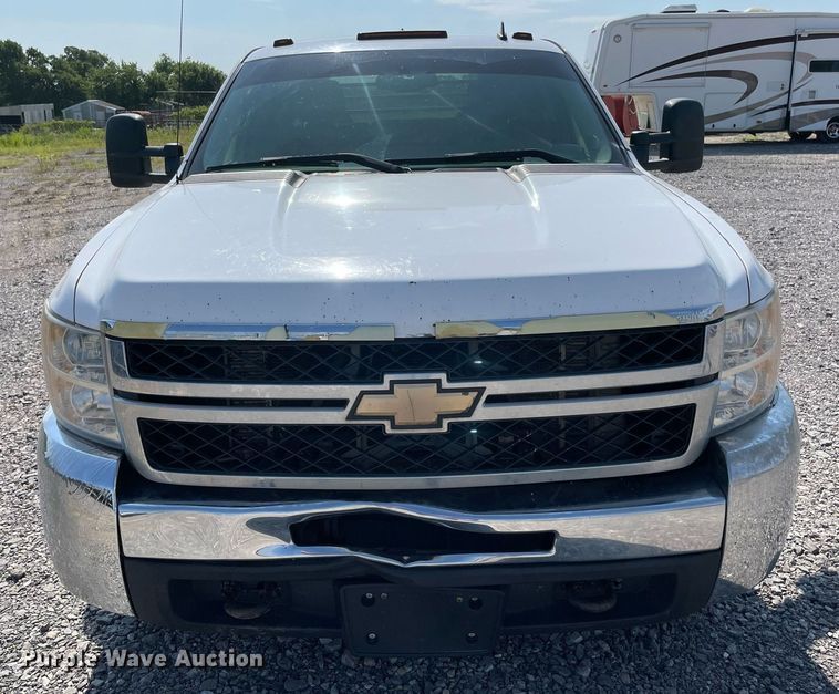 image for item NB9051 2009 Chevrolet Silverado 3500HD  Crew Cab flatbed pickup truck