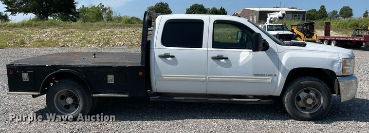 image for item NB9051 2009 Chevrolet Silverado 3500HD  Crew Cab flatbed pickup truck