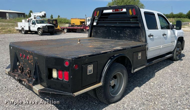 image for item NB9051 2009 Chevrolet Silverado 3500HD  Crew Cab flatbed pickup truck
